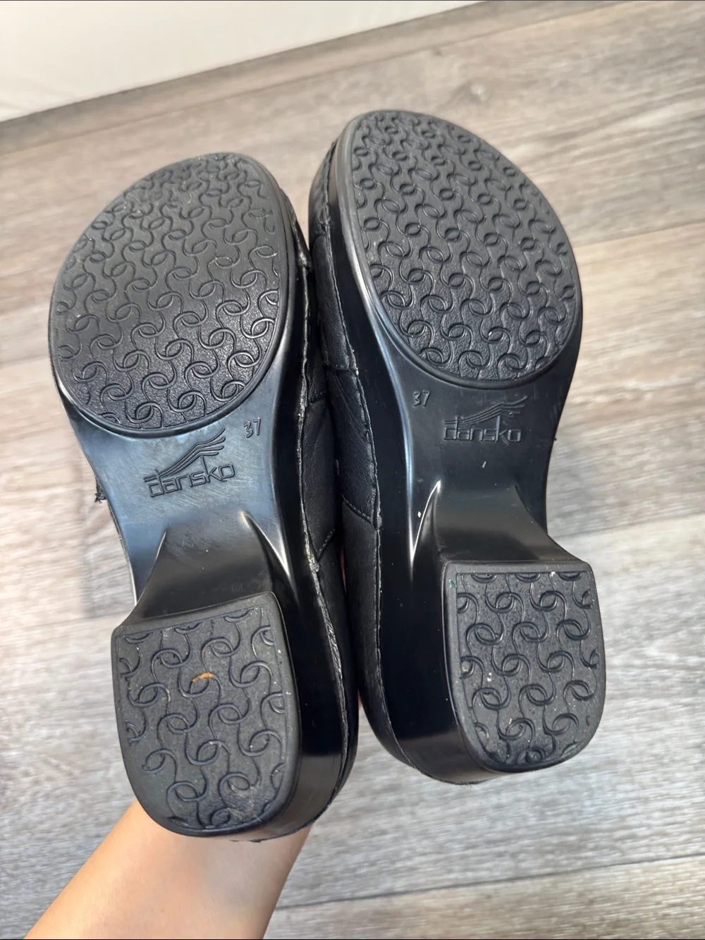Dansko Black Slip-On Leather clogs woman’s SZ 37 (h25)